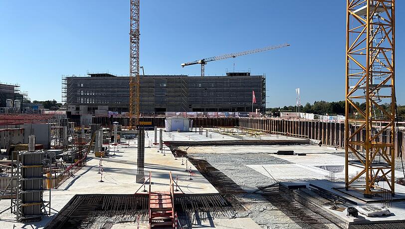 Vorn baut die Bayerische Hausbau, dahinter nimmt das neue gro&szlig;e Schulgeb&auml;ude (Gymnasium und Grundschule) bereits Gestalt an.