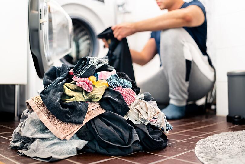 Pflegeleichte Kleidung aus Baumwolle, Mischgeweben oder Kunstfasern wie Viskose, Polyester, Polyamid oder Nylon lässt sich bei 30 Grad im Pflegeleichtprogramm waschen. Dieses Programm ist ideal für Kleidung, die wenig Pflege benötigt. Achten Sie darauf, die Wäschetrommel nur halb zu füllen. So vermeiden Sie unnötige Reibung, die das Material beschädigen könnte. Zusätzlich wird beim Pflegeleichtprogramm der Wasserstand erhöht, was ebenfalls hilft, die Textilien zu schonen. Pflegeleichte Kleidung aus Baumwolle, Mischgeweben oder Kunstfasern wie Viskose, Polyester, Polyamid oder Nylon lässt sich bei 30 Grad im Pflegeleichtprogramm waschen. Dieses Programm ist ideal für Kleidung, die wenig Pflege benötigt. Achten Sie darauf, die Wäschetrommel nur halb zu füllen. So vermeiden Sie unnötige Reibung, die das Material beschädigen könnte. Zusätzlich wird beim Pflegeleichtprogramm der Wasserstand erhöht, was ebenfalls hilft, die Textilien zu schonen.