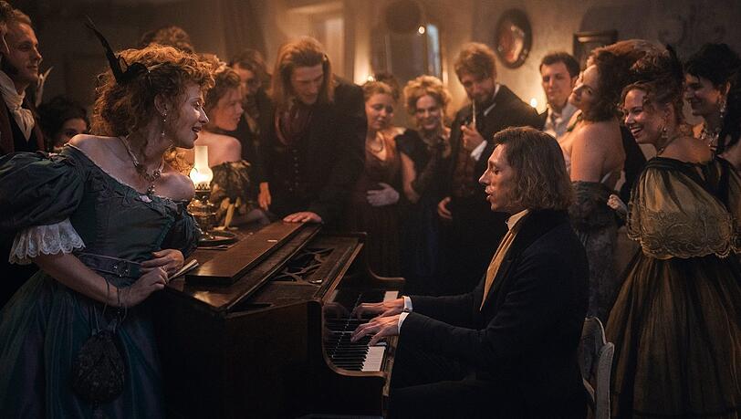 Frédéric Chopin (Eryk Kulm) im ausgelassenen Tumult eines Pariser Salons. Frédéric Chopin (Eryk Kulm) im ausgelassenen Tumult eines Pariser Salons.