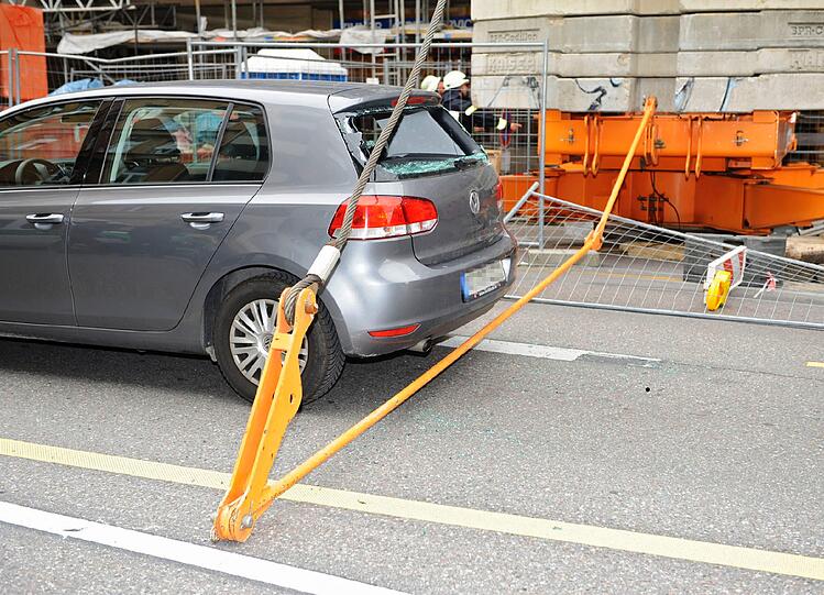 Zwei Bauarbeiter wurden am Dienstag bei einem Unfall in Haidhausen verletzt - bei Hebearbeiten war das Halteseil eines Kranauslegers gerissen.