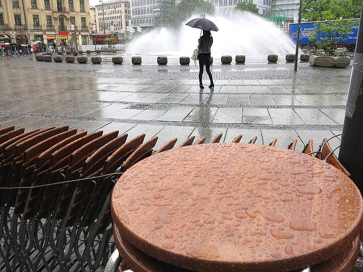 Auch bei Regen: Am Stachus gibt's immer was zu sehen.