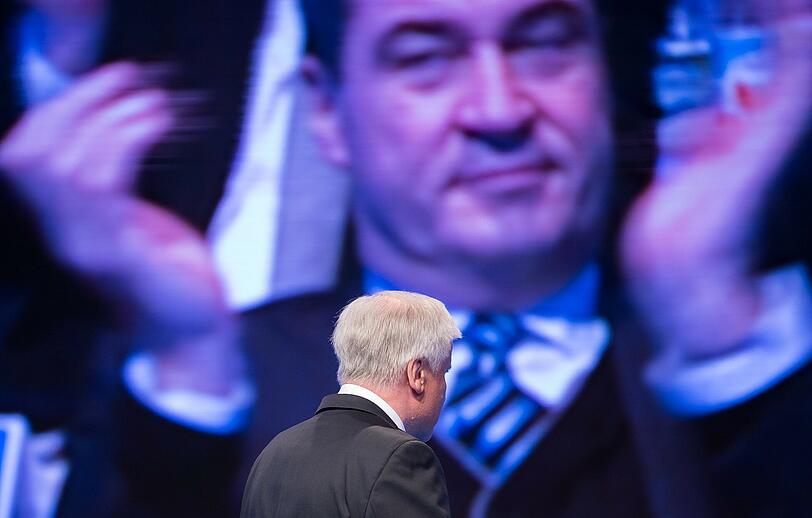 So schaut ein ungestärkter Rücken aus: Parteichef Horst Seehofer &ndash; auf der Leinwand klatscht sein Rivale Markus Söder.
