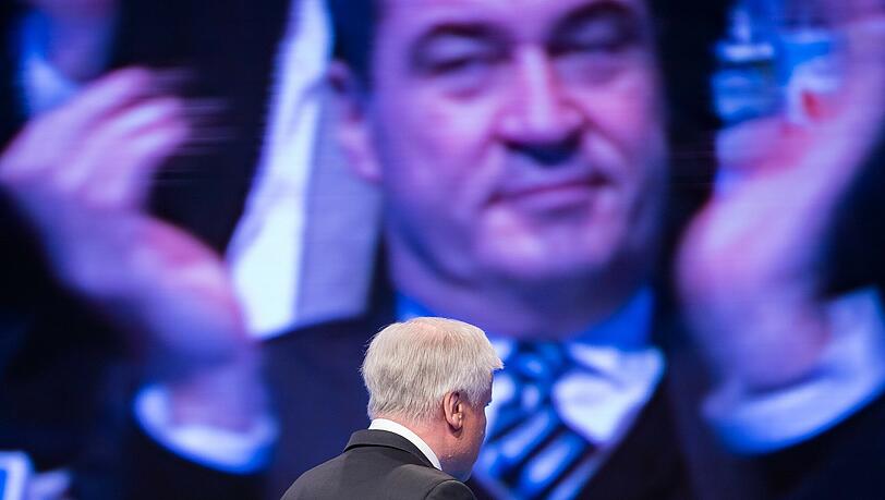 So schaut ein ungestärkter Rücken aus: Parteichef Horst Seehofer – auf der Leinwand klatscht sein Rivale Markus Söder. So schaut ein ungestärkter Rücken aus: Parteichef Horst Seehofer – auf der Leinwand klatscht sein Rivale Markus Söder.