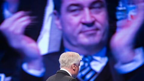 So schaut ein ungestärkter Rücken aus: Parteichef Horst Seehofer &ndash; auf der Leinwand klatscht sein Rivale Markus Söder.