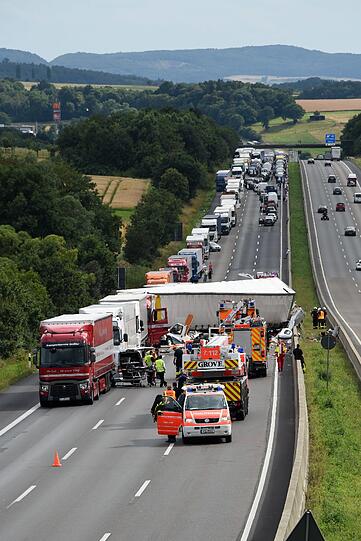 Sechs Lastwagen, ein Wohnmobil und ein Auto waren an dem Unfall bei Guxhagen beteiligt.