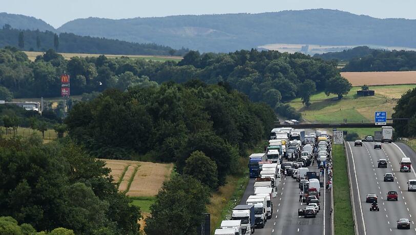Sechs Lastwagen, ein Wohnmobil und ein Auto waren an dem Unfall bei Guxhagen beteiligt. Sechs Lastwagen, ein Wohnmobil und ein Auto waren an dem Unfall bei Guxhagen beteiligt.