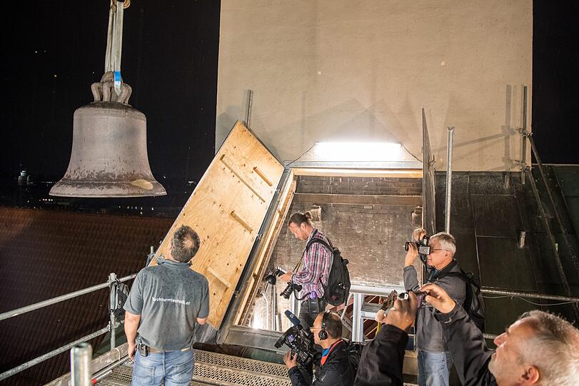 Von der Ankunft auf dem Lkw bis rauf in den Turm - verfolgen Sie den Weg der Jubiläumsglocke in Bildern.
