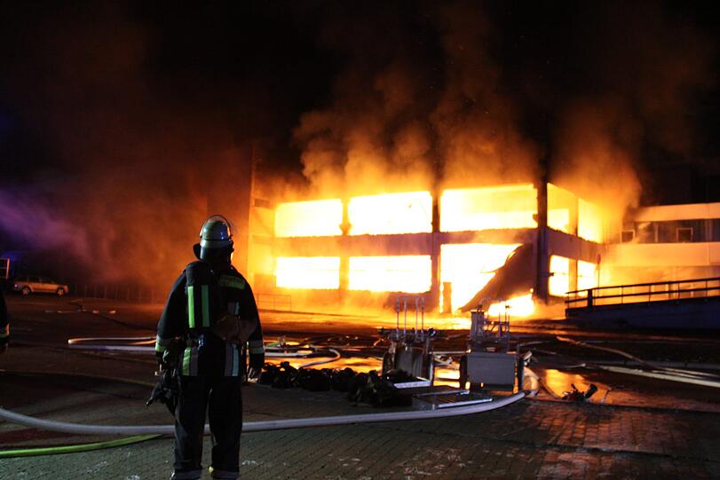 Am Mittwochabend stand die Lagerhalle in Flammen.