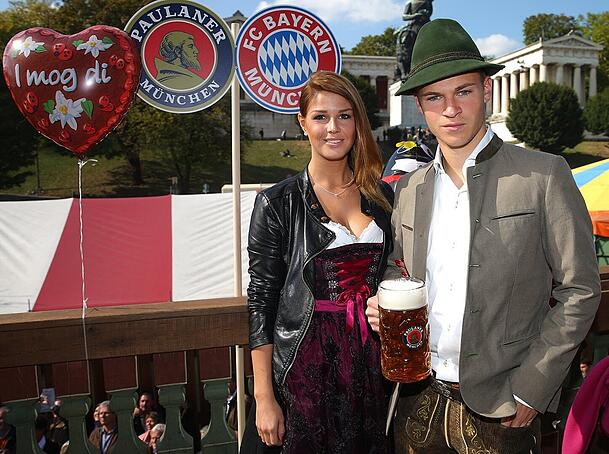 Kimmich mit Hut und Ehefrau Lina Meyer auf der Wiesn.