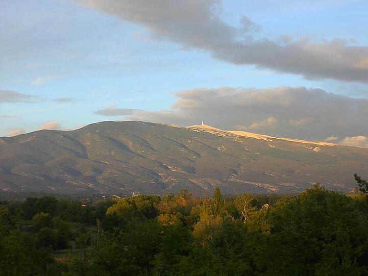 Der Mont Ventoux in der herbstlichen Abendsonne, von Südwesten gesehen.