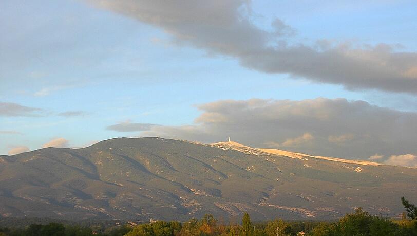 Der Mont Ventoux in der herbstlichen Abendsonne, von Südwesten gesehen. Der Mont Ventoux in der herbstlichen Abendsonne, von Südwesten gesehen.