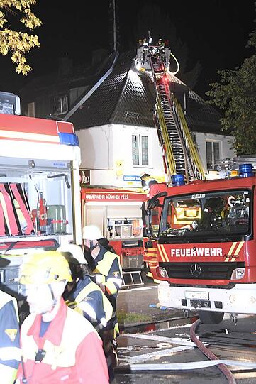 Bei dem Brand wurden drei Menschen verletzt.