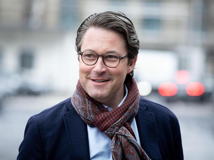 Verkehrsminister Scheuer möchte die Zahl der Ladestationen für E-Autos erhöhen.