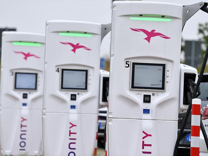 Daran fehlt es noch für den Durchbruch der E-Autos: Inbetriebnahme eines Ionity E-Superschnell-Ladeparks.