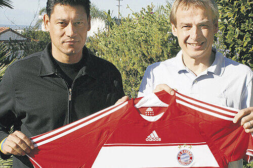 &bdquo;Er führt Spieler mit Engagement und Leidenschaft&ldquo;: Jürgen Klinsmann (r.) über Martin Vasquez, seinen Co-Trainer bei Bayern.