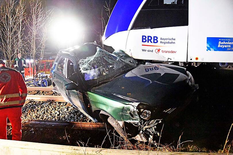 Der Unfall ereignete sich an einem Bahnübergang bei Thalham.