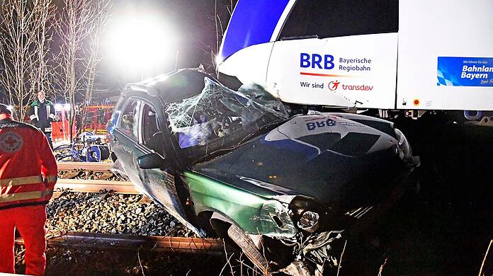 Der Unfall ereignete sich an einem Bahnübergang bei Thalham.