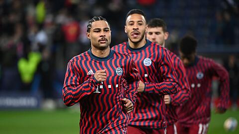 Serge Gnabry und Corentin Tolisso wärmen sich vor dem Spiel in Salzburg auf.