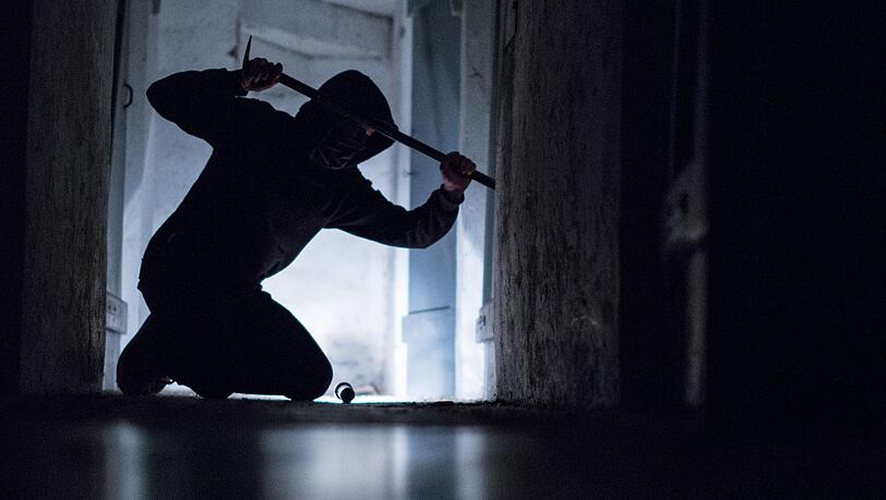 In Ismaning sind mehrere Täter in ein Schmuckgeschäft eingebrochen. (gestellte Szene).