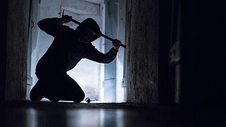 In Ismaning sind mehrere Täter in ein Schmuckgeschäft eingebrochen. (gestellte Szene).