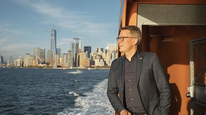 Mehr Metropole, weniger Millionendorf wagen: Markus Blume informierte sich vergangenen Herbst zusammen mit einer Kulturdelegation in New York über die dortigen Museen und kulturellen Stiftungen. Das Foto zeigt ihn auf der Staten-Island-Ferry.