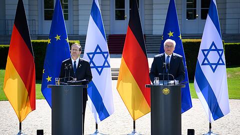 Die Präsidenten Deutschlands und Iraels, Steinmeier und Herzog, berichten in einer Pressekonferenz über ihr Gespräch.