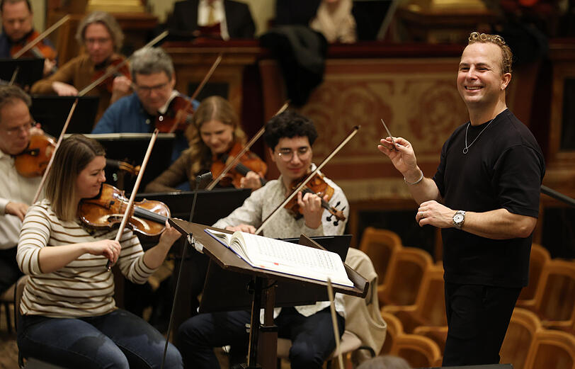 Die Wiener Philharmoniker mit Yannick N&eacute;zet-S&eacute;guin bei den ersten Proben f&uuml;r das Neujahrskonzert 2026 im Gro&szlig;en Saal des Wiener Musikvereins.