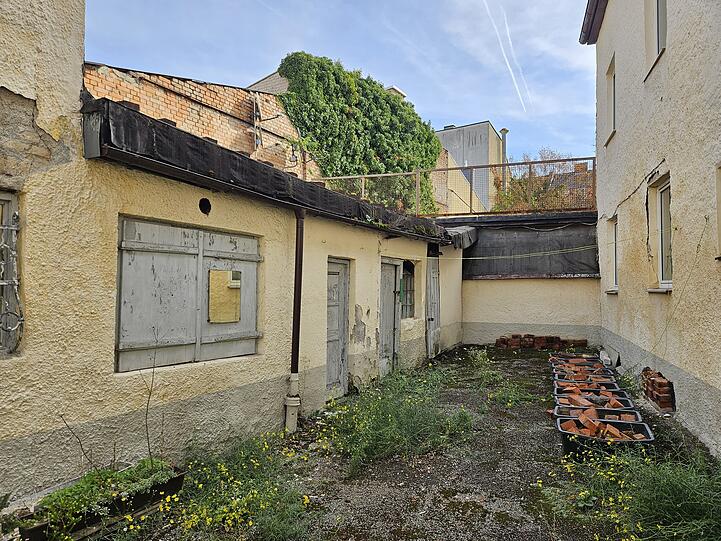 Das Rückgebäude links ist einsturzgefährdet. Beim Neubau soll hier ein Rückgebäude als Querbau entstehen. Das Rückgebäude links ist einsturzgefährdet. Beim Neubau soll hier ein Rückgebäude als Querbau entstehen.