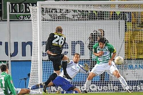 Der frühe Anfang vom schlechten Ende. Patrick Milchraum trifft zum 1:0 für Alemannia Aachen.