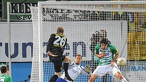 Der frühe Anfang vom schlechten Ende. Patrick Milchraum trifft zum 1:0 für Alemannia Aachen.