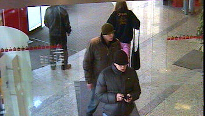 Seelenruhig verließ das osteuropäisch sprechende Duo die Filiale in der Maxstraße.