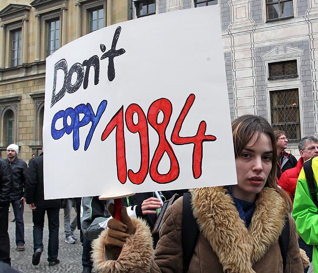 Affige Kostüme, witzige Plakate und viele Masken: Die Bilder von der Anti-ACTA-Demo in München