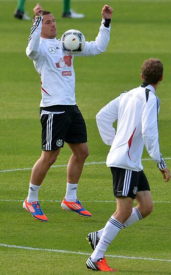 "Dankeschön, Polen" und "Gefällt mir" auf Polnisch - mit 11.000 Fans gerät das erste DFB-Training in Polen zum herzlichen Willkommensfest - und zur Geburtstagsparty für Lukas Podolski.