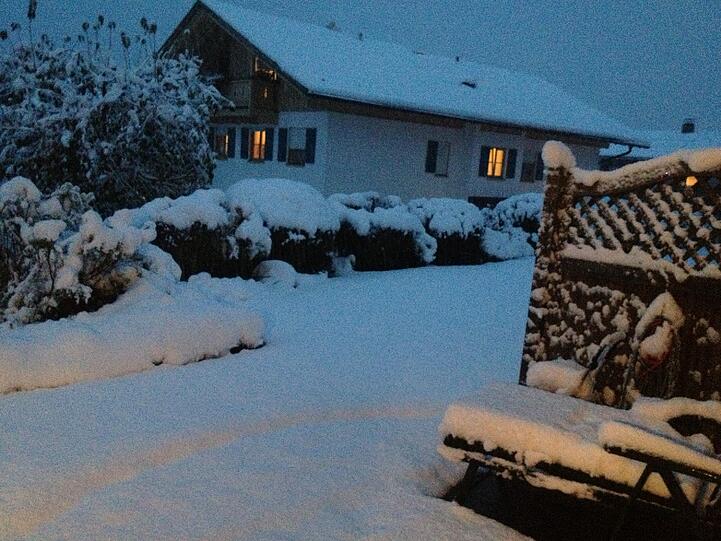 In Schaftlach/Waakirchen sind seit gestern Nachmittag 17 Uhr rund 30 cm Neuschnee gefallen.