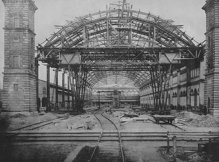 1879: Die Gleishalle wird gebaut &ndash; eine freitragende Eisenstahl-Konstruktion.