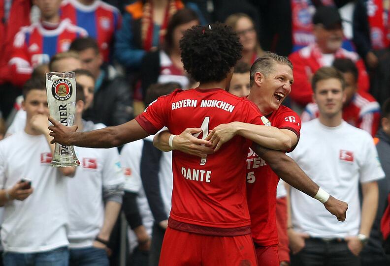 Konfetti, Bierduschen und Meisterschale: Die besten Bilder von der Bayern-Party aus der Allianz Arena!