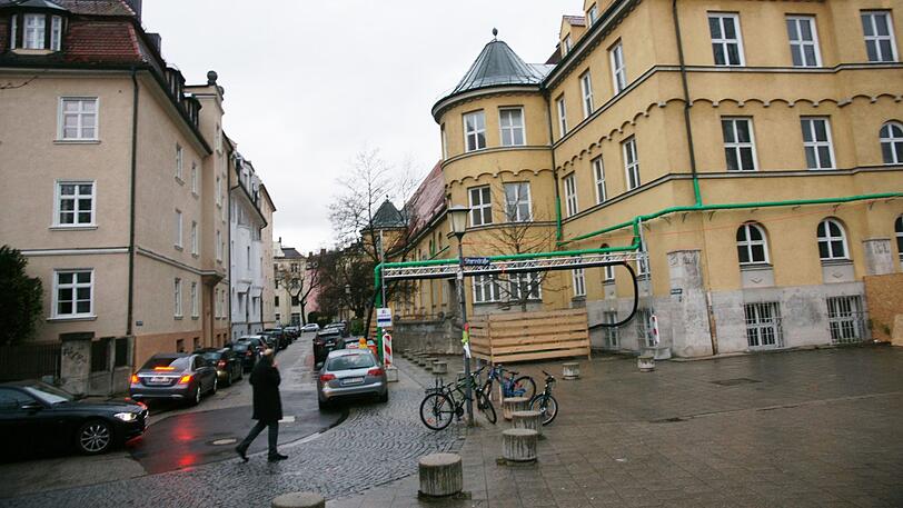Eng wird&rsquo;s: Hier an der Sturystraße am Oskar-von-Miller-Gymnasium sollen die Baustellen-Lkw durchfahren.