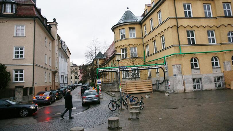 Eng wird’s: Hier an der Sturystraße am Oskar-von-Miller-Gymnasium sollen die Baustellen-Lkw durchfahren. Eng wird’s: Hier an der Sturystraße am Oskar-von-Miller-Gymnasium sollen die Baustellen-Lkw durchfahren.