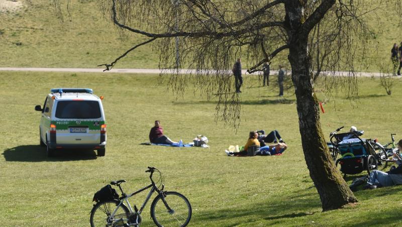 Ein Polizeibus fährt im Olympiapark bei schönstem Sonnenschein durch eine Grünfläche auf der sich Menschen tummeln. Foto: Felix Hörhager/dpa/Archivbild Ein Polizeibus fährt im Olympiapark bei schönstem Sonnenschein durch eine Grünfläche auf der sich Menschen tummeln. Foto: Felix Hörhager/dpa/Archivbild