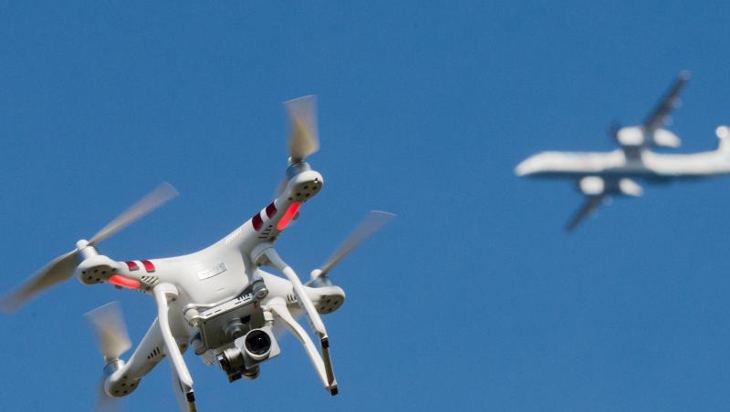 In Deutschland hat die Zahl der Zwischenfälle mit Drohnen deutlich zugenommen. Welche Auswirkungen diese haben können, zeigt sich gerade am Flughafen London-Gatwick. In Deutschland hat die Zahl der Zwischenfälle mit Drohnen deutlich zugenommen. Welche Auswirkungen diese haben können, zeigt sich gerade am Flughafen London-Gatwick.