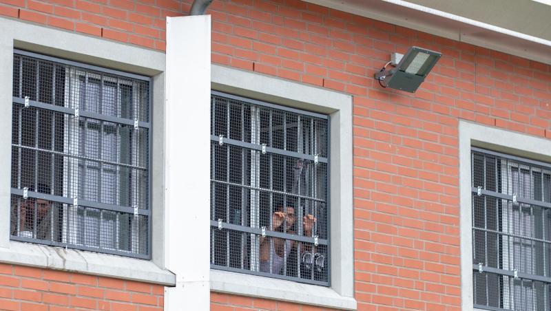 Unsassen blicken durch vergitterte Fenster in der Unterbringungseinrichtung für Ausreisepflichtige. Foto: Friso Gentsch/Archivbild Unsassen blicken durch vergitterte Fenster in der Unterbringungseinrichtung für Ausreisepflichtige. Foto: Friso Gentsch/Archivbild