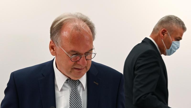 Ministerpräsident Reiner Haseloff (l) hat seinen Innenminister Holger Stahlknecht entlassen. Wie es nun weitergeht in Sachsen-Anhalt, ist noch unklar.