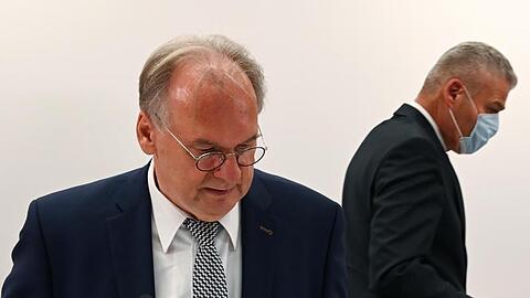 Ministerpräsident Reiner Haseloff (l) hat seinen Innenminister Holger Stahlknecht entlassen. Wie es nun weitergeht in Sachsen-Anhalt, ist noch unklar.
