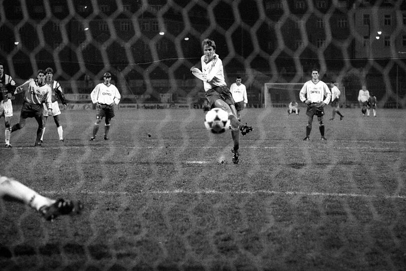 Doch auch während seiner ersten Amtszeit bei den Bayern formte der gebürtige Bochumer einige spätere Weltstars. Hier ein Bild von Didi Hamann, den Gerland höchstpersönlich von Wacker München zu den Amateuren holte. Über die erste Mannschaft zog es den Mittelfeldspieler später nach England, wo er unter anderem für den FC Liverpool auflief und mit den "Reds" 2005 die Champions League gewann.