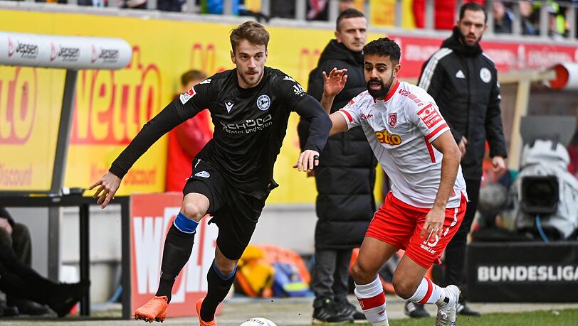 Sarpreet Singh von Regensburg (r) kämpft mit Lukas Klünter von Bielefeld um den Ball.