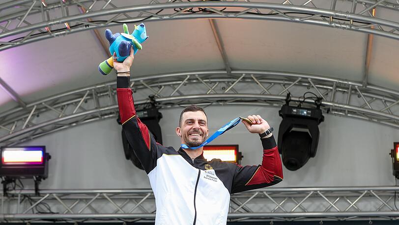 Sideris Tasiadis (Gold) steht bei der Siegerehrung 2022 auf dem Podium.