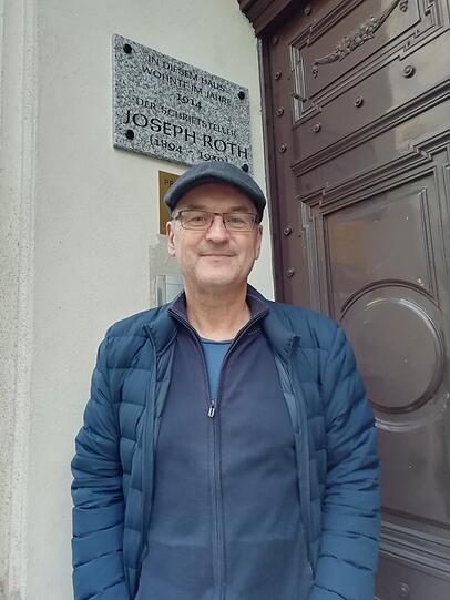 Der Schriftsteller Jan Koneffke vor dem Haus, in dem Joseph Roth 1914 sein erstes Jahr in Wien verbrachte.