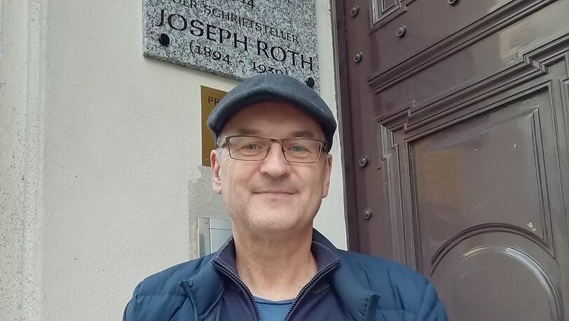 Der Schriftsteller Jan Koneffke vor dem Haus, in dem Joseph Roth 1914 sein erstes Jahr in Wien verbrachte. Der Schriftsteller Jan Koneffke vor dem Haus, in dem Joseph Roth 1914 sein erstes Jahr in Wien verbrachte.