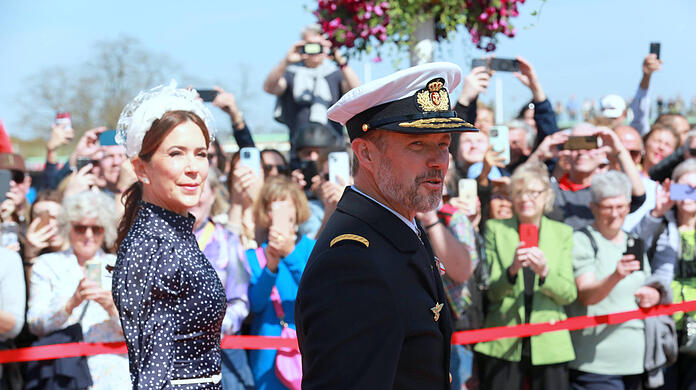 Königin Mary und König Frederik posieren, bevor sie das royale Schiff Dannebrog betreten.