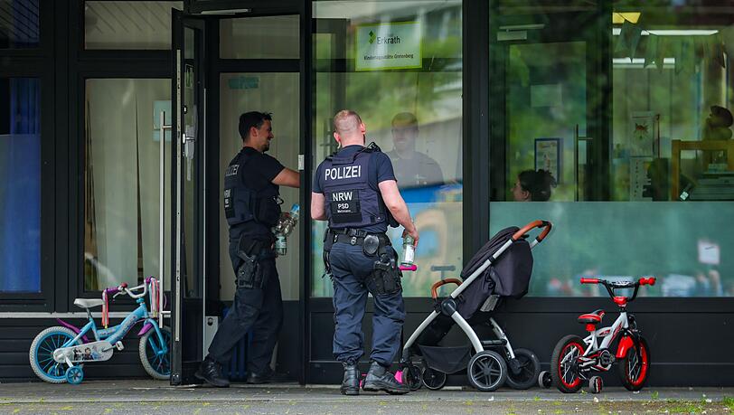 Die Polizei schoss an einem Kindergarten auf einen Mann mit einem Messer. Die Polizei schoss an einem Kindergarten auf einen Mann mit einem Messer.